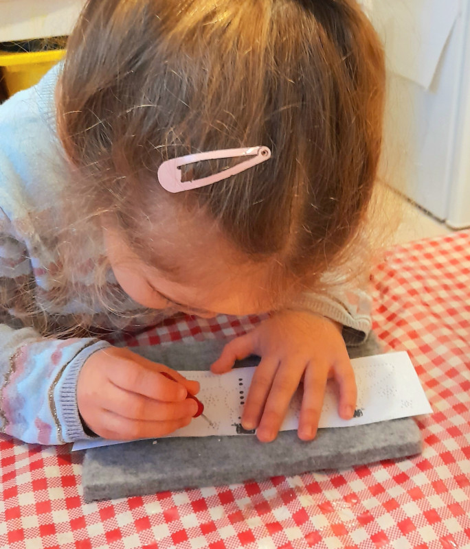 Achtsam mit allen Sinnen Löcher durch Papier stechen