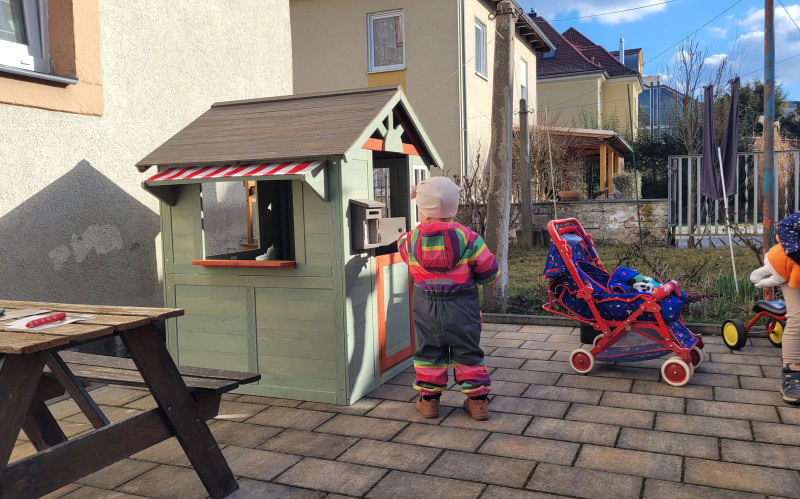 Nachmittags draußen spielend auf die Eltern warten