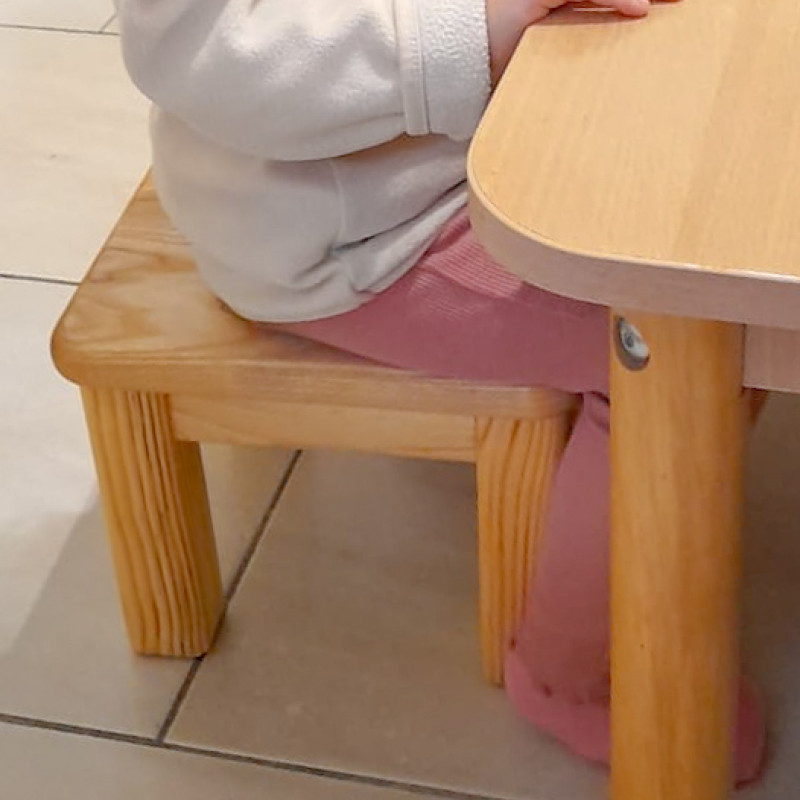 Bewegtes Sitzen auf Hockern für die älteren Kinder
