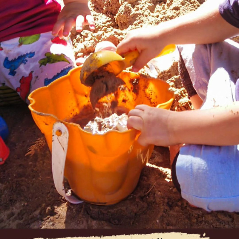 Erforschung von Wasser und Sand mit allen Sinnen