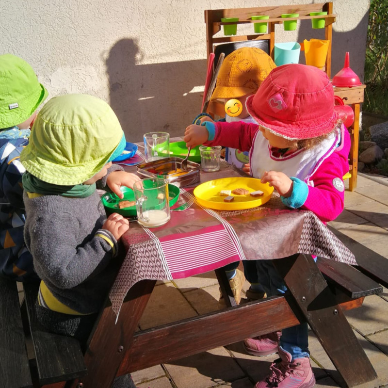 Bei Sonnenschein: Vesper im Garten