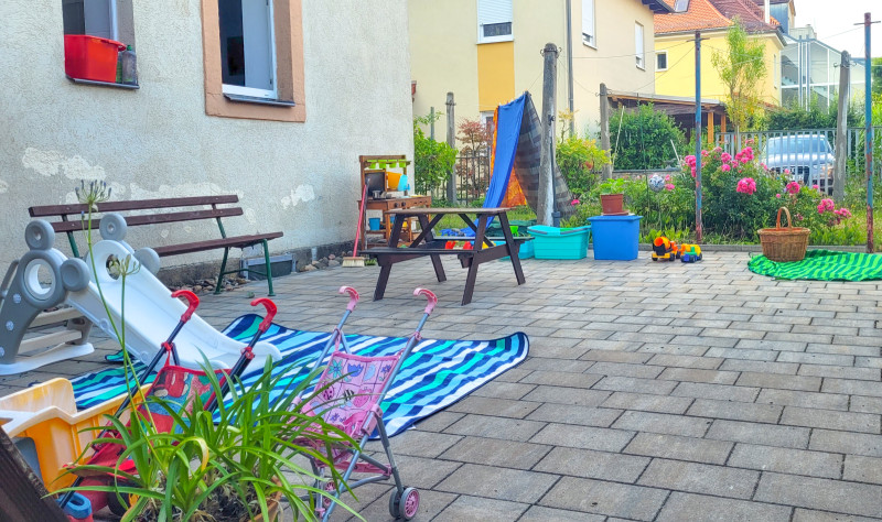 Außenanlage im Sommer